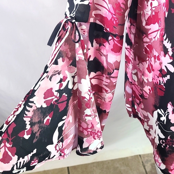 Quintessential Split Sleeve Blouse - Picture 5 of 14